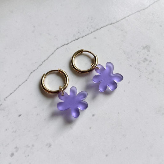 Creolen + Acryl-Anhänger »floral« | Creolen Edelstahl 18 K vergoldet | Acryl in lila satin | leichte Statement-Ohrringe