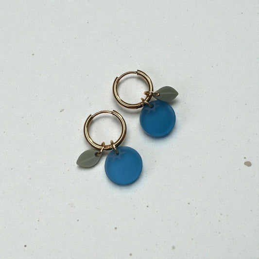 Creolen + Acryl-Anhänger »Blaubeere« | Creolen Edelstahl 18K vergoldet | Acryl in blau satin | leichte Ohrringe