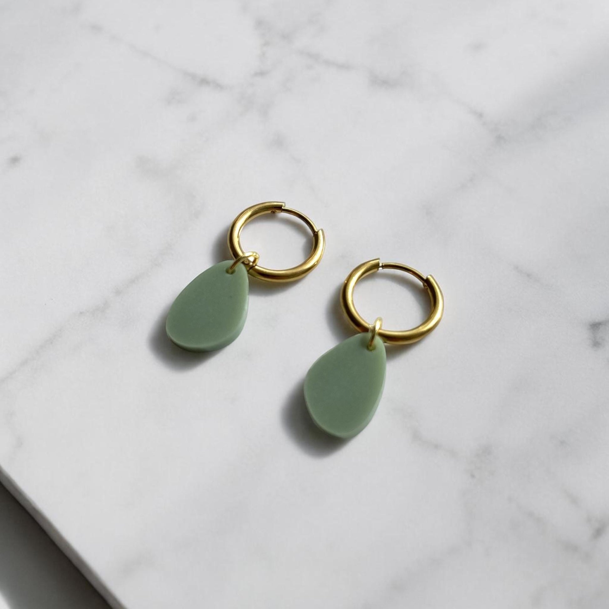 Creolen + Acryl-Anhänger »Tropfen Olive« | Creolen Edelstahl 18K vergoldet | Acryl in oliv-grün matt| leichte Ohrringe