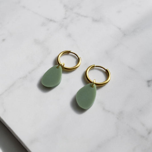 Creolen + Acryl-Anhänger »Tropfen Olive« | Creolen Edelstahl 18K vergoldet | Acryl in oliv-grün matt| leichte Ohrringe