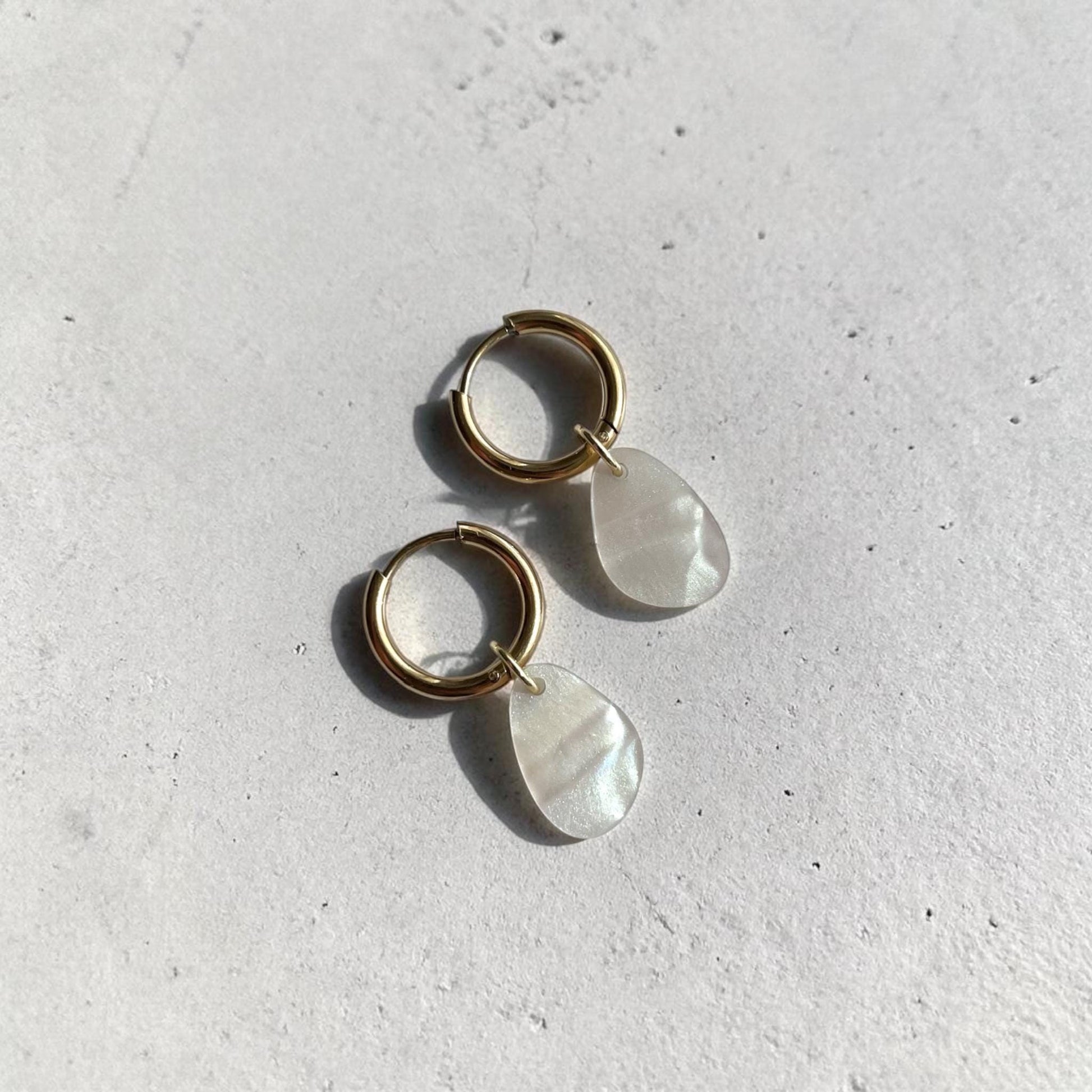 Creolen + Acryl-Anhänger »Tropfen Perlmutt« | Creolen Edelstahl 18K vergoldet | Acryl in Perlmutt weiß| leichte Ohrringe