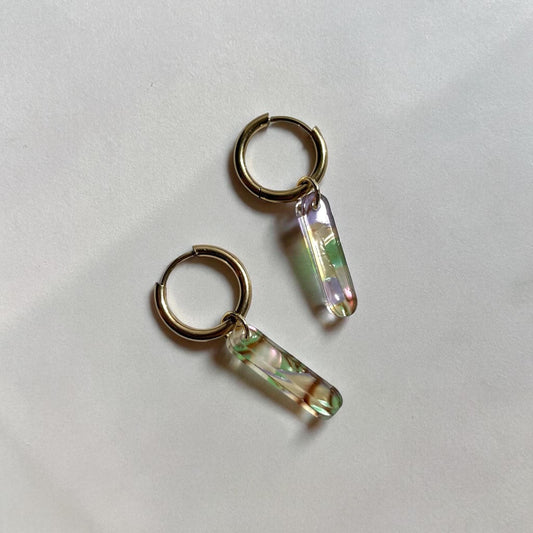 Creolen + Acryl-Anhänger »Stab grün-gold« | Creolen Edelstahl 18K vergoldet | Acryl in grün-gold-lila | 70er Jahre Look | leichte Ohrringe