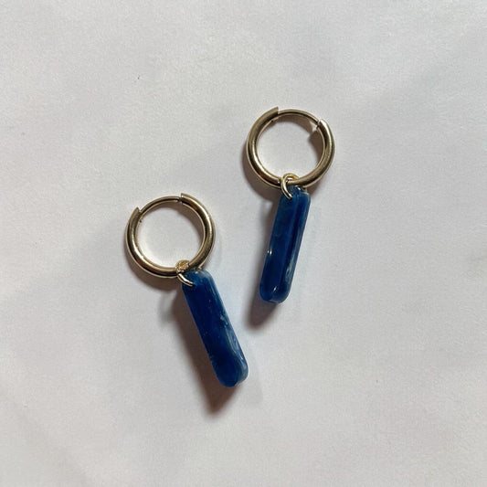 Creolen + Acryl-Anhänger »Stab blau« | Creolen Edelstahl 18K vergoldet | Acryl blau meliert | 70er Jahre Look | leichte Ohrringe