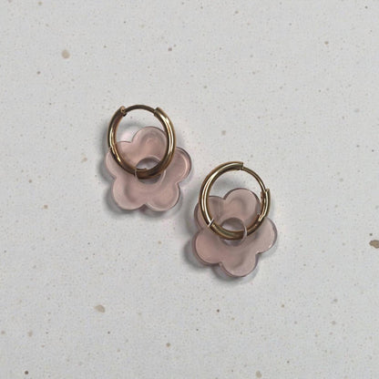 Creolen + Acryl-Anhänger »Blume braun« | Creolen Edelstahl 18K vergoldet | Acryl in braun transparent| leichte Statement-Ohrringe