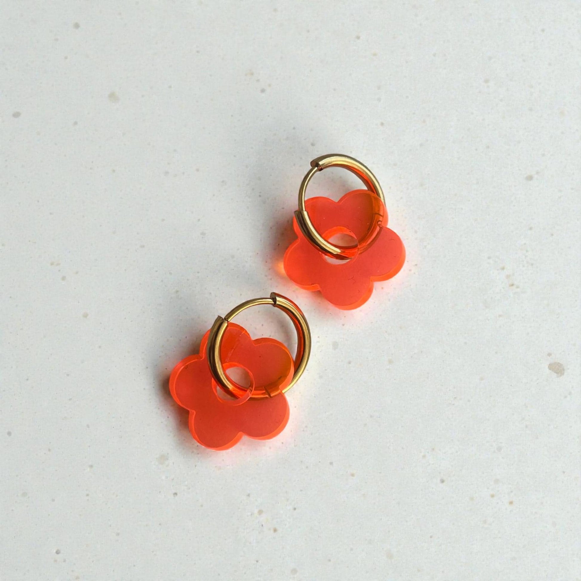 Creolen + Acryl-Anhänger »Blume orange« | Creolen Edelstahl 18K vergoldet | Acryl in orange neon transparent | leichte Statement-Ohrringe