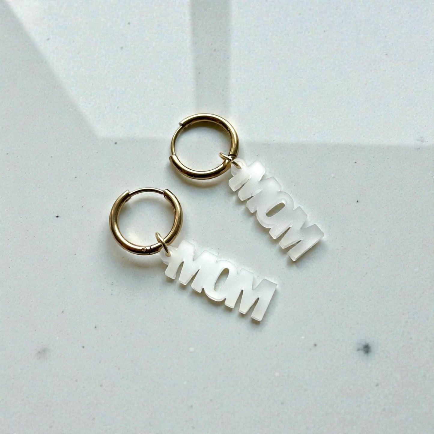 Creolen + Acryl-Anhänger »MOM« | Creolen Edelstahl 18K vergoldet | Acryl in Milchglas | leichte Ohrringe