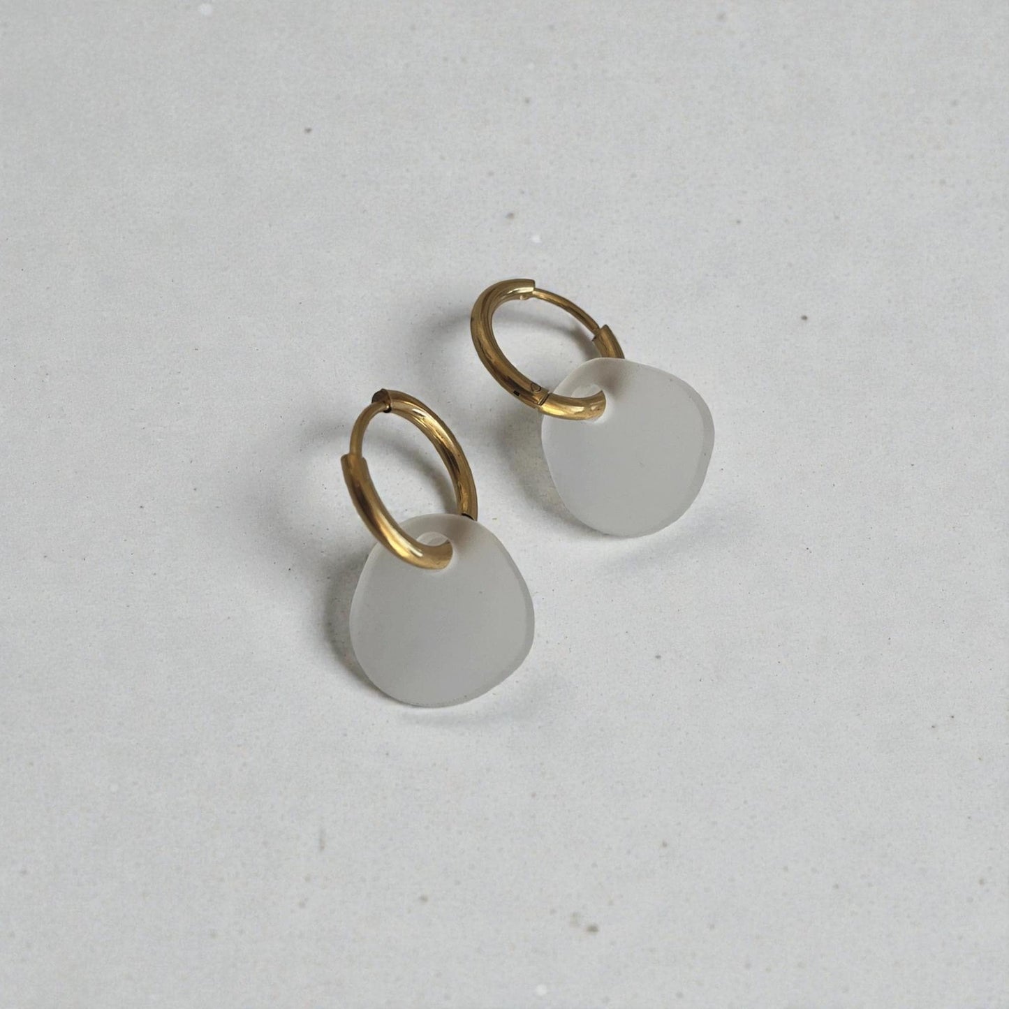 Creolen + Acryl-Anhänger »Bubble weiß« | Creolen Edelstahl 18K vergoldet | Acryl in weiß Satin, Milchglas| leichte Ohrringe