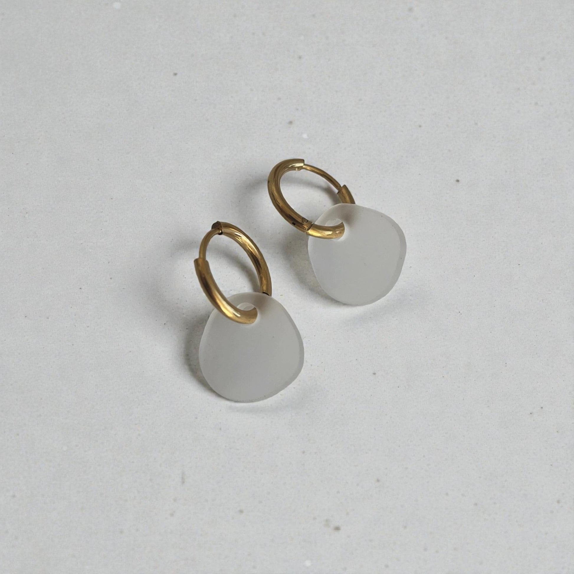 Creolen + Acryl-Anhänger »Bubble weiß« | Creolen Edelstahl 18K vergoldet | Acryl in weiß Satin, Milchglas| leichte Ohrringe
