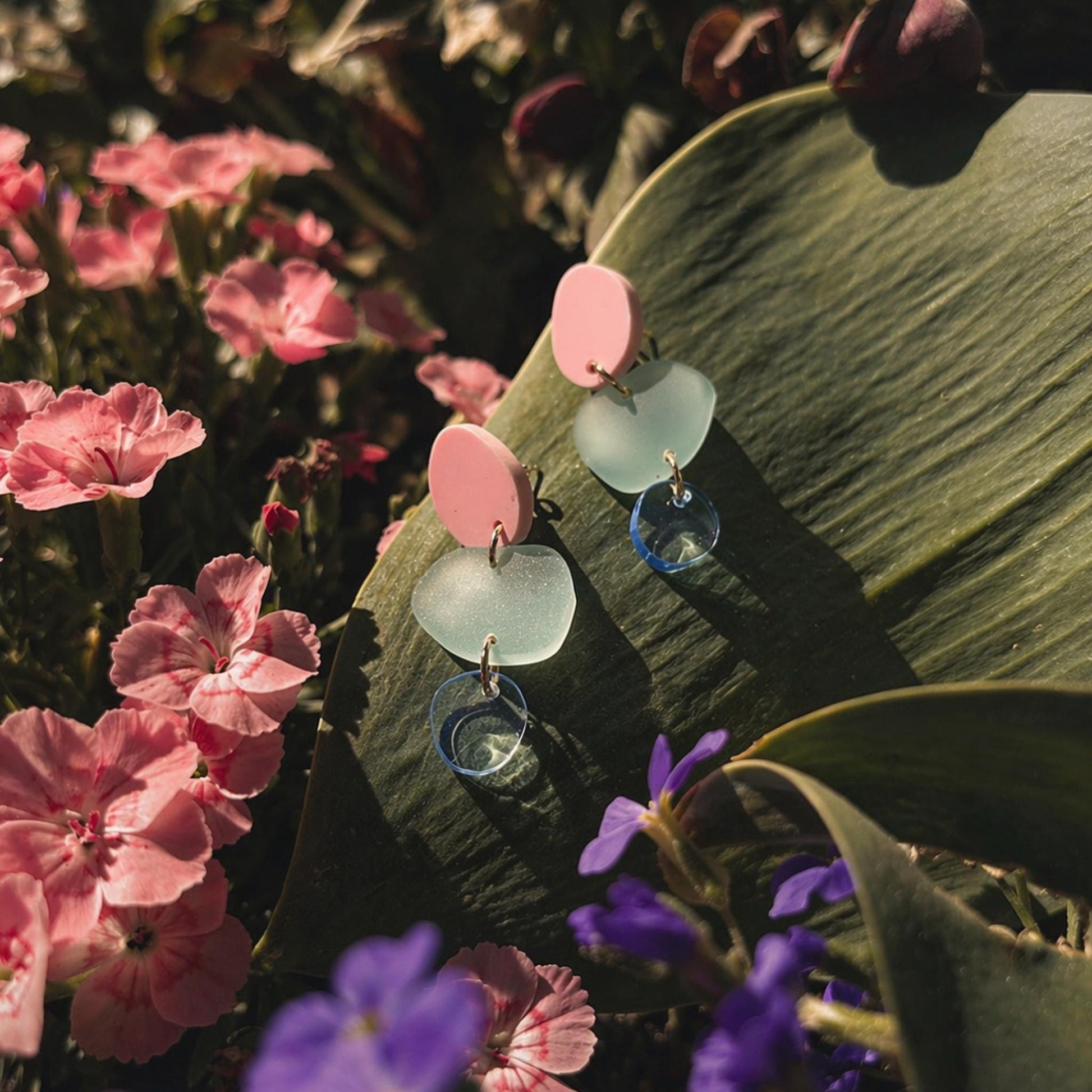 Ohrring »Freja« | allergikerfreundlich | asymmetrisch | 3-teilig | rosa, Frost, hellblau transparent | leichte Statement-Ohrringe | Schmuck