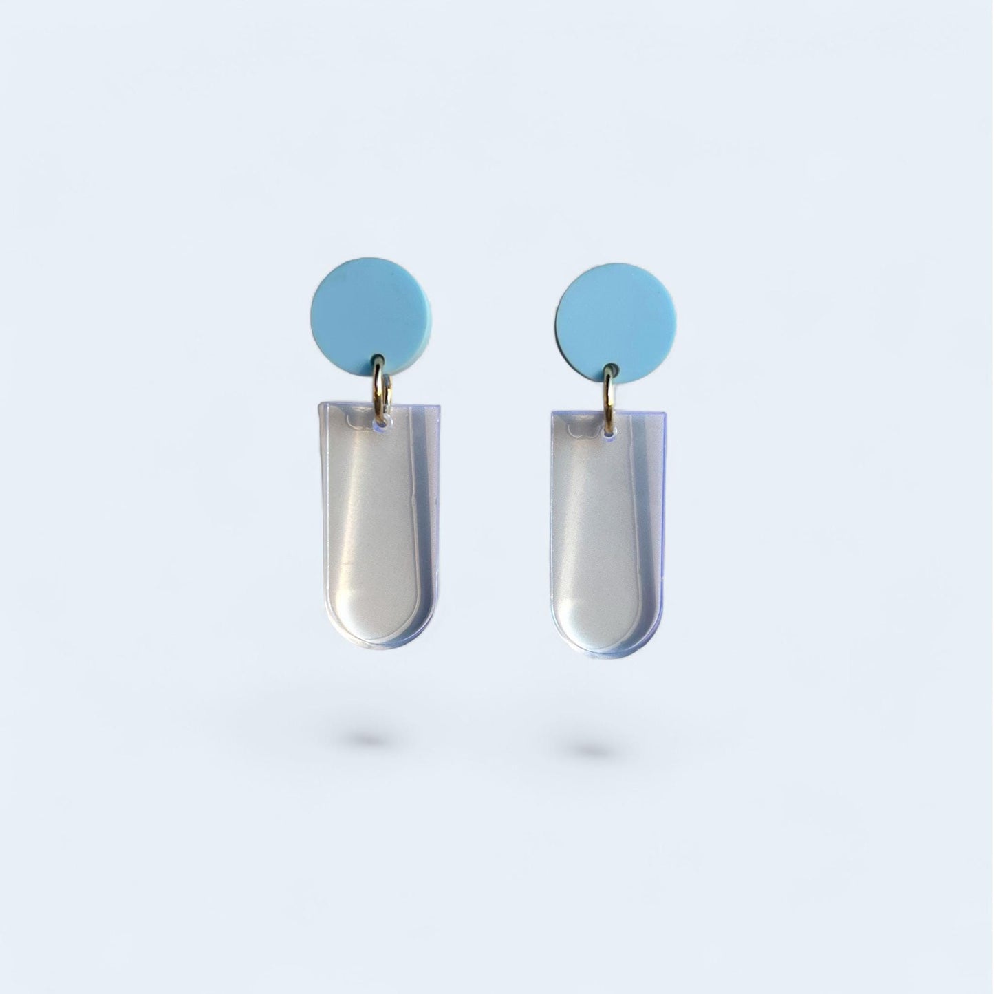 Ohrring »Lisbeth« | allergikerfreundlich | hellblau matt und transparent | Trendfarbe | leichte Statement-Ohrringe | Schmuck