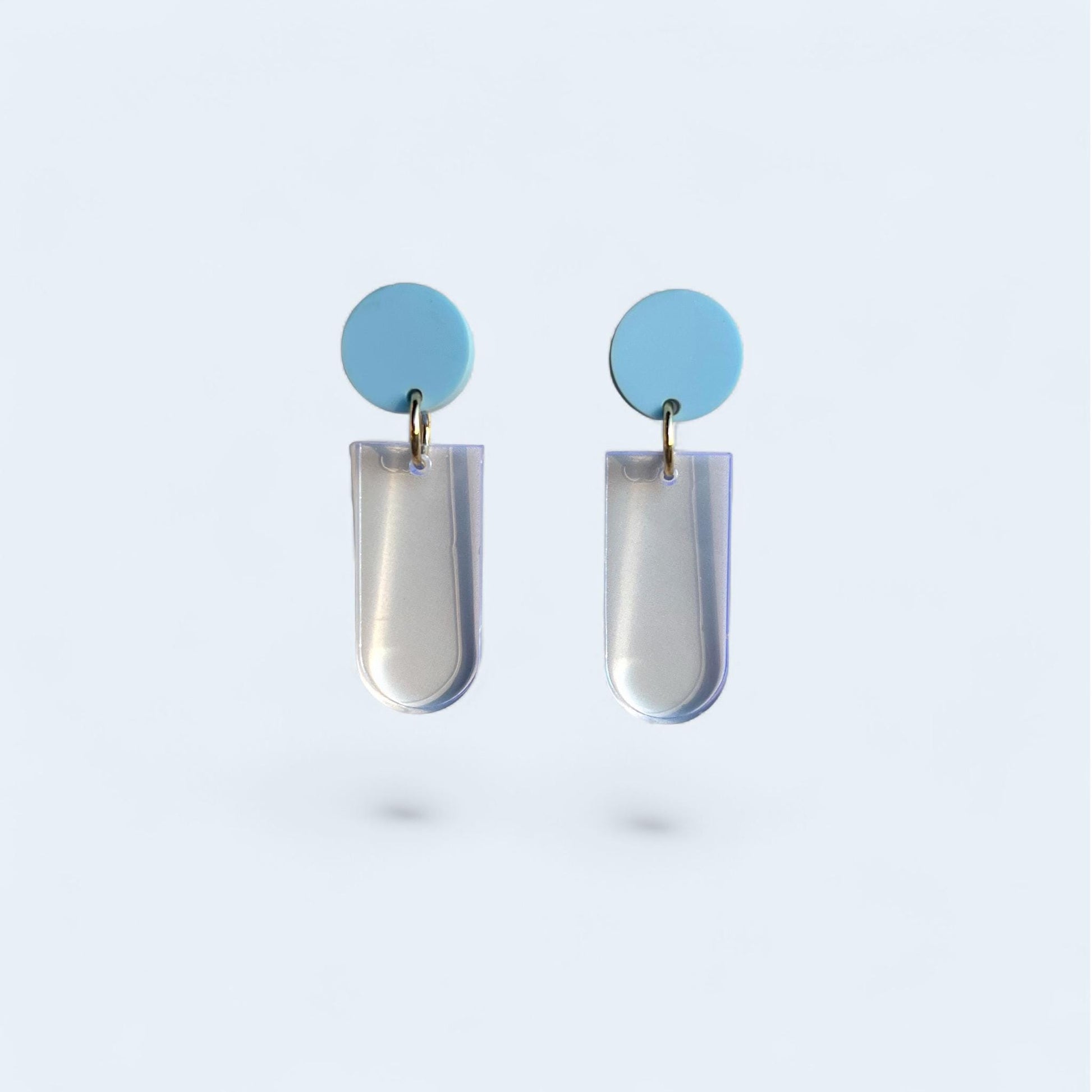 Ohrring »Lisbeth« | allergikerfreundlich | hellblau matt und transparent | Trendfarbe | leichte Statement-Ohrringe | Schmuck