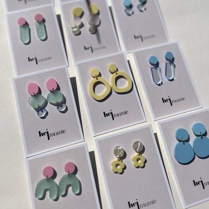 Ohrring »Lisbeth« | allergikerfreundlich | hellblau matt und transparent | Trendfarbe | leichte Statement-Ohrringe | Schmuck