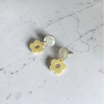 Ohrring »Lisa« | allergikerfreundlich | Perlmutt und hellgelb matt | Trendfarbe | leichte Statement-Ohrringe | Schmuck