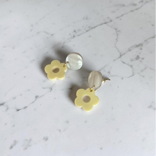Ohrring »Lisa« | allergikerfreundlich | Perlmutt und hellgelb matt | Trendfarbe | leichte Statement-Ohrringe | Schmuck