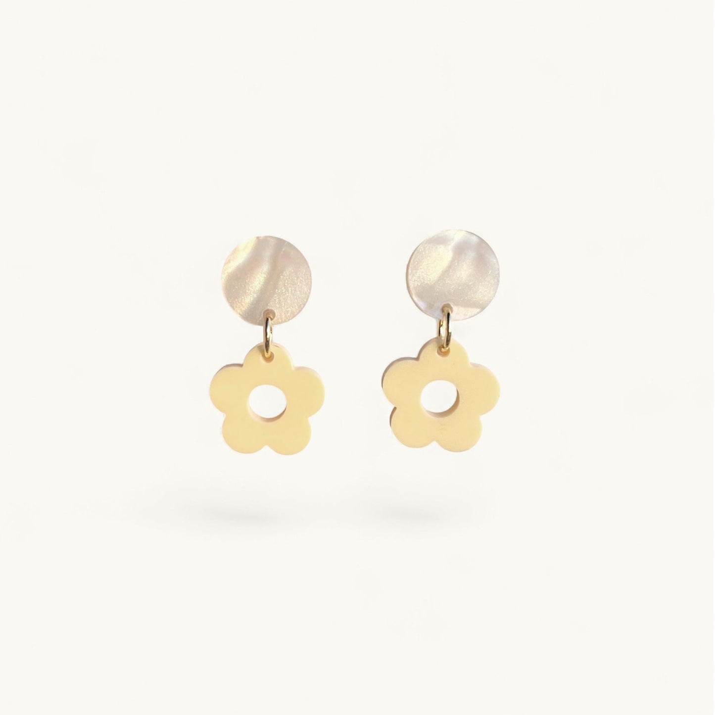 Ohrring »Lisa« | allergikerfreundlich | Perlmutt und hellgelb matt | Trendfarbe | leichte Statement-Ohrringe | Schmuck