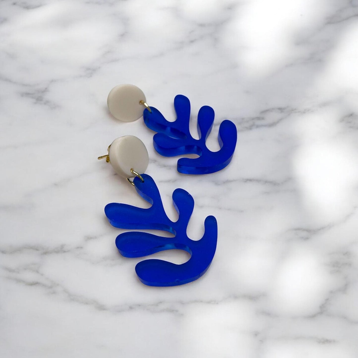 Ohrring »Martha« | allergikerfreundlich | beige mattes und blau satiniertes Acryl | leichte Statement-Ohrringe | Schmuck | Geschenk