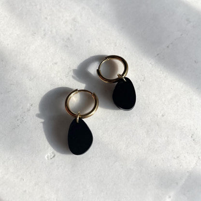 Creolen + Acryl-Anhänger »Tropfen schwarz« | Creolen Edelstahl 18K vergoldet | Acryl in schwarz matt| leichte Ohrringe