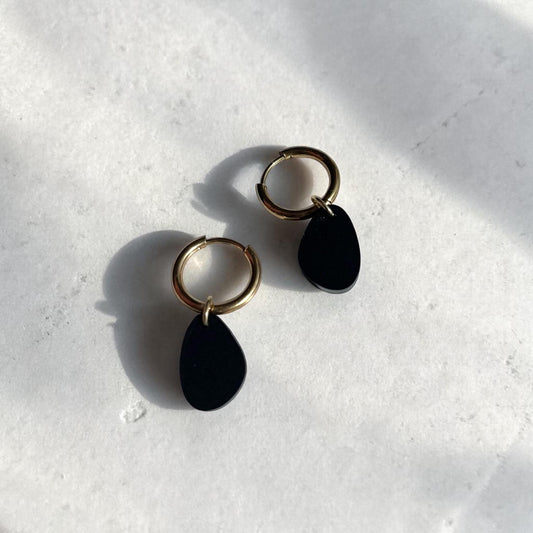 Creolen + Acryl-Anhänger »Tropfen schwarz« | Creolen Edelstahl 18K vergoldet | Acryl in schwarz matt| leichte Ohrringe