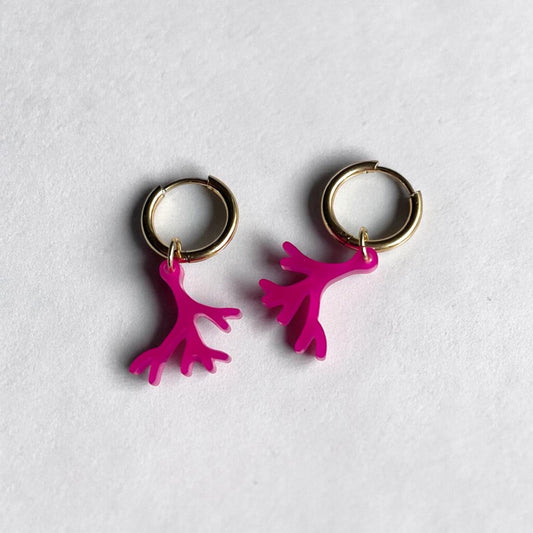 Creolen + Acryl-Anhänger »Koralle« | Creolen Edelstahl 18 K vergoldet | Acryl in magenta glänzend | leichte Statement-Ohrringe