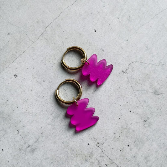 Creolen + Acryl-Anhänger »Abstrakt« | Creolen Edelstahl 18 K vergoldet | Acryl in pink Satin | leichte Statement-Ohrringe
