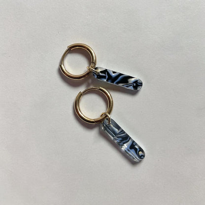 Creolen + Acryl-Anhänger »Stab Perlmutt-blau« | Creolen Edelstahl 18K vergoldet | Acryl in Perlmutt, blau, schwarz | leichte Ohrringe