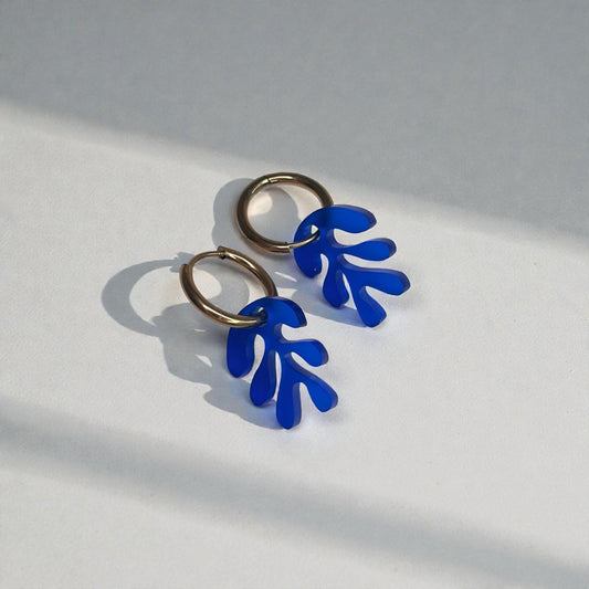 Creolen + Acryl-Anhänger »Matisse« | Creolen Edelstahl 18 K vergoldet | Acryl in dunkelblau satin | leichte Statement-Ohrringe