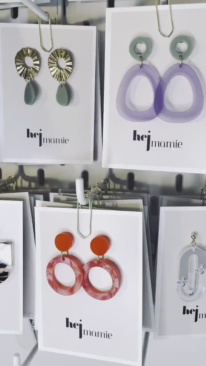 Ohrring »Margot« | allergikerfreundlich | beiges Acryl | perlmutt | minimalistisch | leichte Statement-Ohrringe | Schmuck | Geschenk