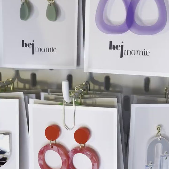 Ohrring »Christel« | allergikerfreundlich | schwarzes Acryl | leichte Statement-Ohrringe | Gravur | Hahnentritt | Schmuck | Geschenk