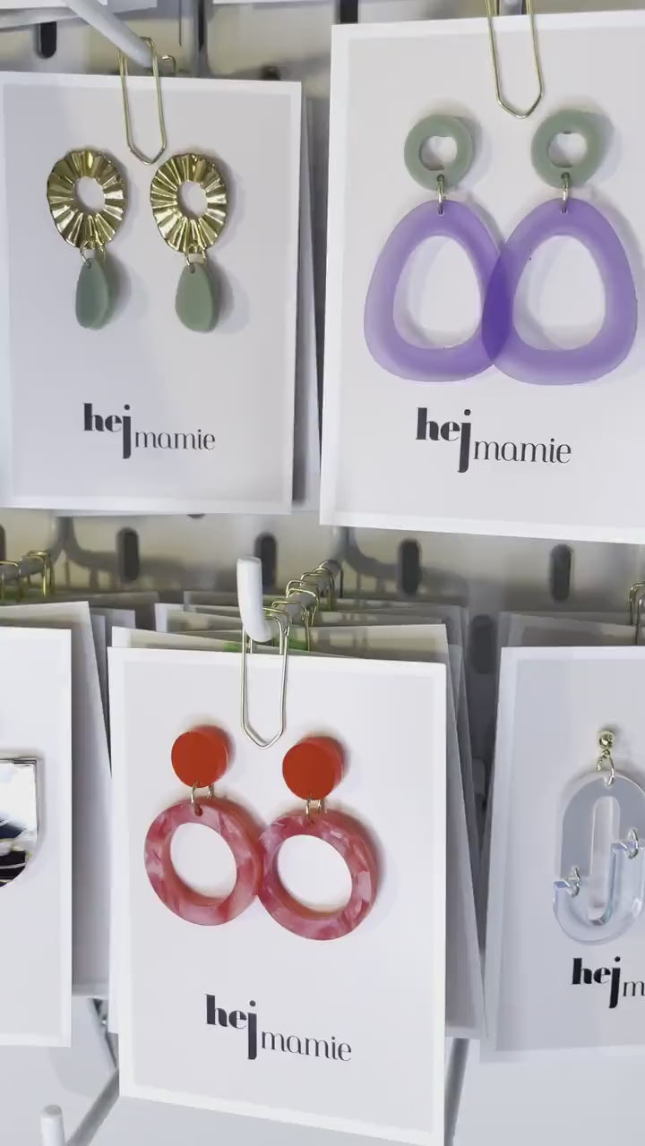 Ohrring »Christel« | allergikerfreundlich | schwarzes Acryl | leichte Statement-Ohrringe | Gravur | Hahnentritt | Schmuck | Geschenk