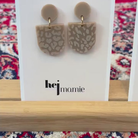 Ohrring »Leonie« | allergikerfreundlich | graviertes Acryl | gold metallic | leichte Statement-Ohrringe | Schmuck | Geschenk