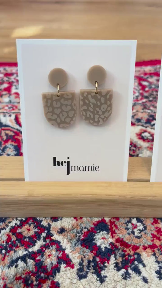 Ohrring »Leonie« | allergikerfreundlich | graviertes Acryl | gold metallic | leichte Statement-Ohrringe | Schmuck | Geschenk