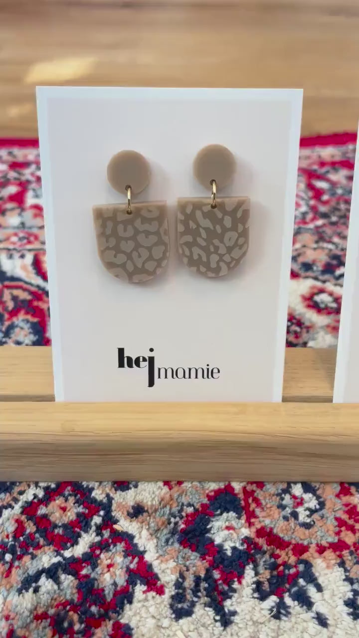 Ohrring »Leonie« | allergikerfreundlich | graviertes Acryl | gold metallic | leichte Statement-Ohrringe | Schmuck | Geschenk