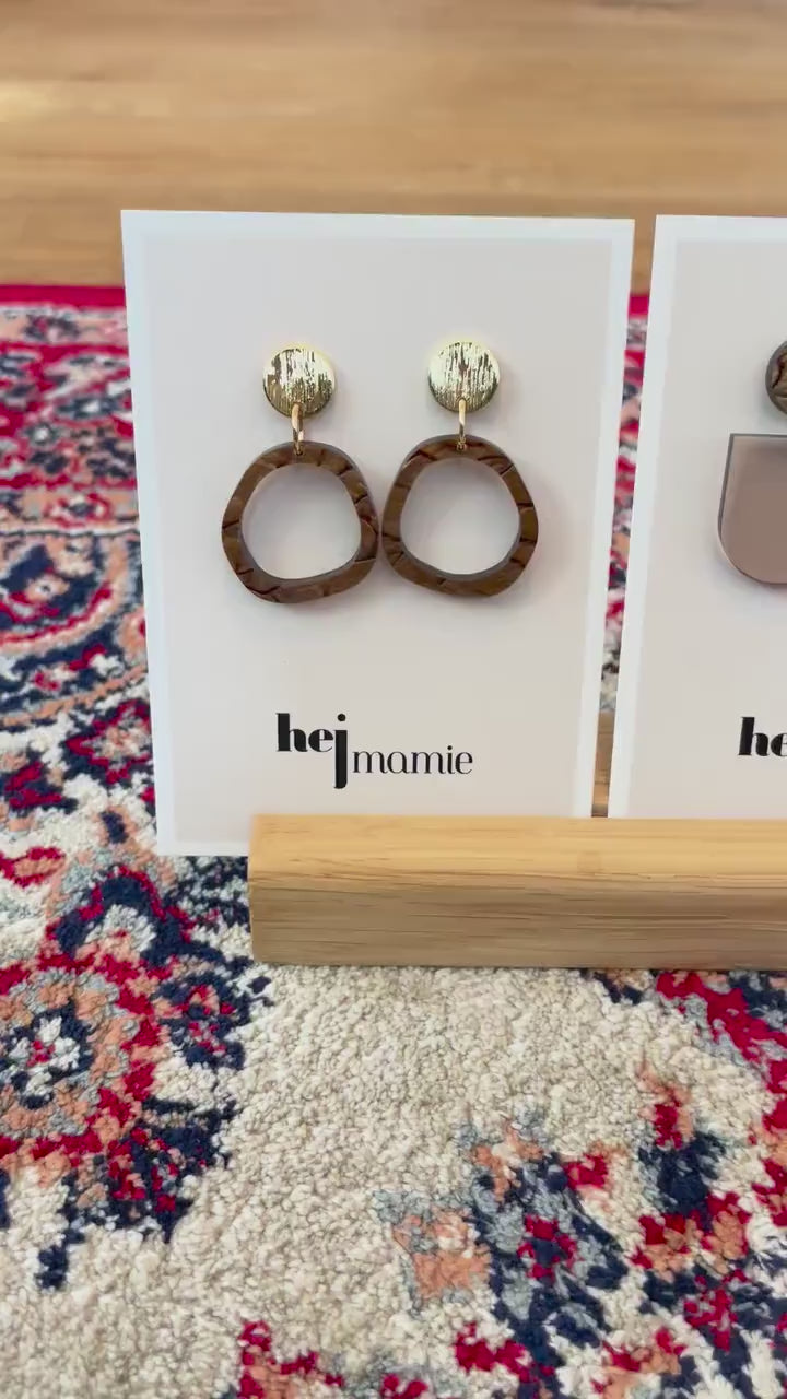 Ohrring »Sophie« | allergikerfreundlich | Edelstahl vergoldet | braun marmoriertes Acryl | leichte Statement-Ohrringe | Schmuck