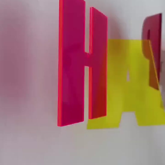 Mobilé »HAPPY.rot« | Statement | 100% recyceltes Acryl | Suncatcher | Wandschmuck | Dekoartikel | Inneneinrichtung | Suncatcher | Geschenk