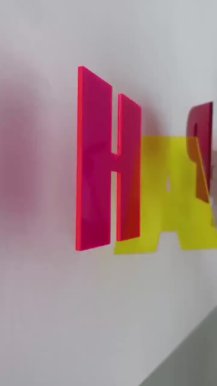 Mobilé »HAPPY.rot« | Statement | 100% recyceltes Acryl | Suncatcher | Wandschmuck | Dekoartikel | Inneneinrichtung | Suncatcher | Geschenk